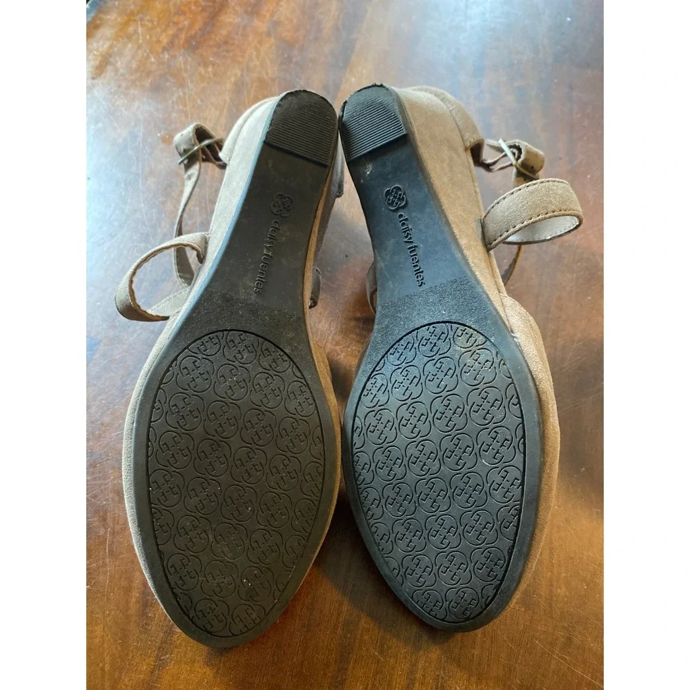 Daisy Fuentes‎ Tala Taupe Faux Suede Wedge Heels Ankle Strap Shoes Womens 8M